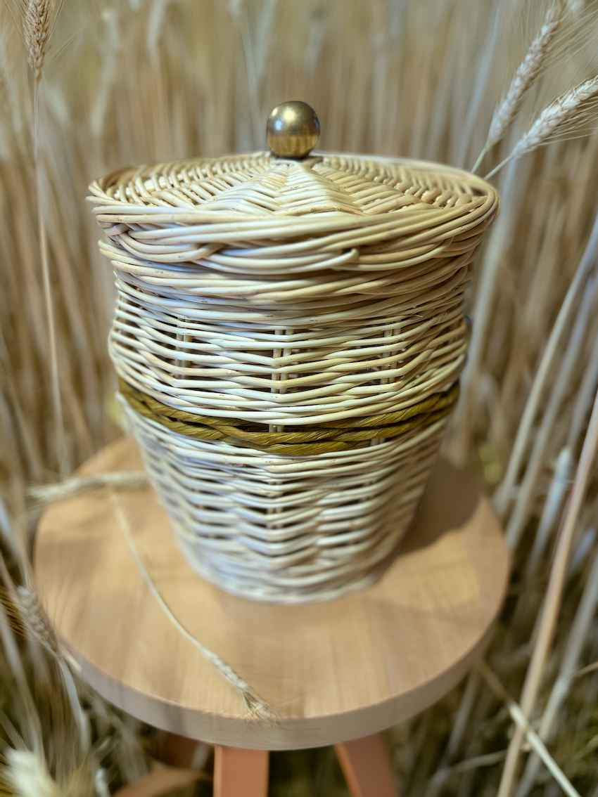Urne en osier blanc